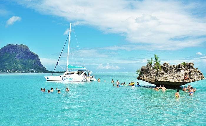 catamaran cruise ile aux benitiers - mauritius boat tours