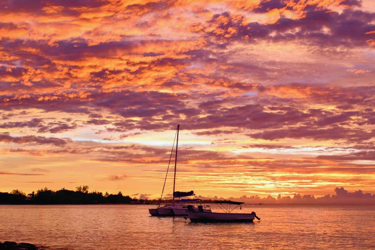 Catamaran au coucher du soleil à l'Île Maurice